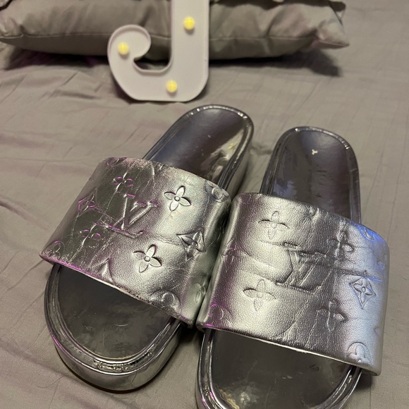 Louis Vuitton silver shoes/sandals - Picture 2 of 15